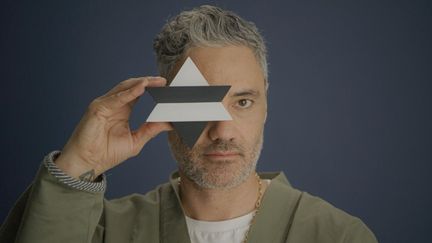 Taika Waititi tient dans sa main une réplique de l'Incal blanche, symbole de la BD.&nbsp; (Humanoids, Inc)