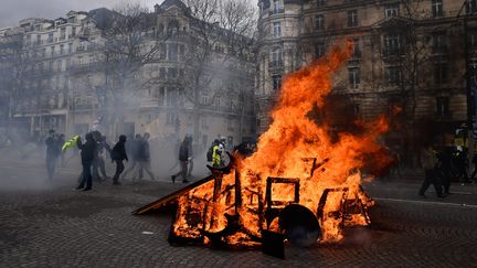 La manifestation des&nbsp;"gilets jaunes" tourne à l'affrontement avec les forces de l'ordre pour l'acte 18, sur les Champs-Elysées à Paris. (JULIEN MATTIA / LE PICTORIUM / MAXPPP)