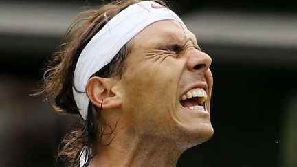 L'Espagnol Rafael Nadal r&eacute;agit alors qu'il vient de perdre un point face au Belge, Steve Darcis lors du premier tour du tournoi de Wimbledon &agrave; Londres (Royaume-Uni), le 24 juin 2013. (KIRSTY WIGGLESWORTH / AP / SIPA)