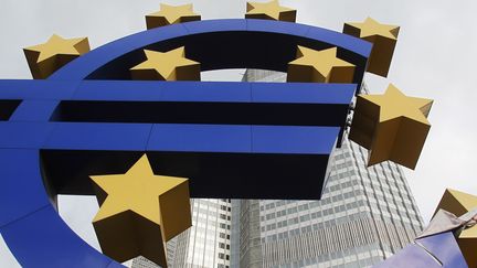 Une sculpture de l'euro devant le si&egrave;ge de la Banque centrale europ&eacute;enne &agrave; Francfort (Allemagne),&nbsp;le 24 janvier 2012. (LMAR NIAZMAN / REUTERS)