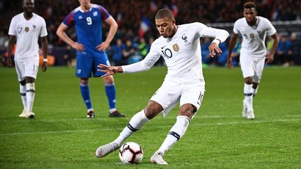 Kylian Mbappé tire un pénalty lors du match amical face à l'Islande, le 11 octobre 2018. (FRANCK FIFE / AFP)