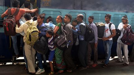 Des passagers montent dans un bus, le 31 juillet 2015 à New Delhi. (PRAKASH SINGH / AFP)