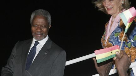 Kofi Annan arrive le 23 janvier 2007 à l'aéroport internantional d'Accra (Ghana), aux côtés de sa femme Nane Annan, après une décennie passée à la tête des Nations unies le 23 janvier 2007.   (REUTERS/Yaw Bibini )