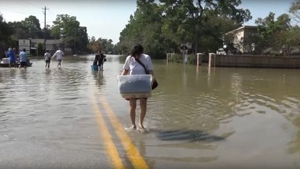 Des sinistrés de la tempête Harvey, à Houston, au Texas, le 2 septembre 2017. (GILLES GALLINARO / RADIO FRANCE)