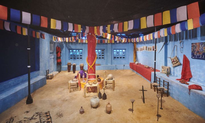 La reproduction d'un temple vaudou dans l'exposition "Zombis" au musée du Quai Branly-Jacques Chirac (2024). (MUSEE DU QUAI BRANLY-JACQUES CHIRAC / LEO DELAFONTAINE)