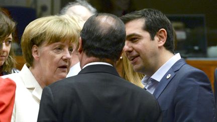 Angela Merkel, Fran&ccedil;ois Hollande (de dos) et Alexis Tsipras, le 12 juillet 2015, &agrave; Bruxelles (Belgique).&nbsp; (  REUTERS)