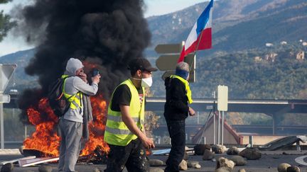 Une barricade prend feu pendant une manifestation de "gilets jaunes", près du péage du Boulou (Pyrénées-Orientales) sur l'A9, le 22 décembre 2018.&nbsp;&nbsp; (RAYMOND ROIG / AFP)