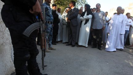 Les forces de s&eacute;curit&eacute; irakiennes &agrave; l'entr&eacute;e d'un bureau de vote &agrave; Bagdad, le 30 avril 2014. (AHMAD AL-RUBAYE / AFP)