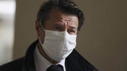 Le maire de Nice Christian Estrosi lors d'une distribution de masques aux habitants, le 28 avril 2020.&nbsp; (VALERY HACHE / AFP)