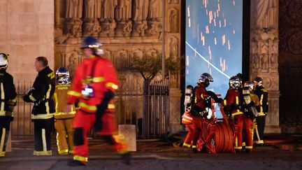 Les pompiers mobilisés tentent de sauver les oeuvres d'art présentes dans la cathédrale et menacés par le brasier. Plusieurs d'entre eux se placeront aux côtés des tableaux, munis des lances à incendie, pour contrer la progression des flammes.&nbsp; (JULIEN MATTIA / LE PICTORIUM / MAXPPP)