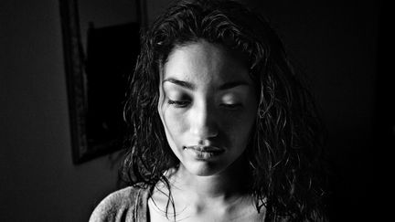 Vanelia, une jeune m&egrave;re de Puerto Rico, chez elle&nbsp;dans le quartier de Crescent &agrave; Rochester&nbsp;(New-York, Etats-Unis), en 2012. (PAOLO PELLEGRIN / MAGNUM PHOTOS / POSTCARDS FROM AMERICA)