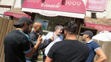 Le patron du restaurant Le Cénacle (au centre) devant son établissement, à Tremblay-en-France (Seine-Saint-Denis), le 29 août 2016. (MAXPPP)