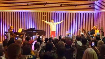 Eric Cantona applaudi à la fin de son concert à Manchester (Royaume-Uni), le 26 octobre 2023 (RICHARD PLACE / RADIO FRANCE)