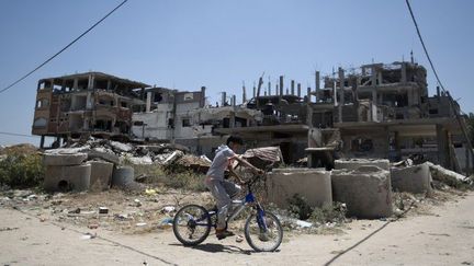 Le 3 juillet 2015, un an après la guerre des cinquante jours de l'été 2014, un jeune Palestinien arpente les rues de Beit Hanoun en attente de reconstruction. (Mohamed Abed/AFP)