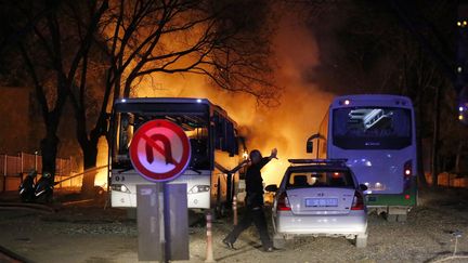 Un policier turc sécurise la zone où un attentat à la voiture a explosé, en plein centre d'Ankara (Turquie), le 17 février 2016.&nbsp; (CIHAN NEWS AGENCY / AFP)