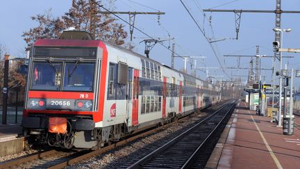 Un Transilien au niveau de Choisy-le-Roi en r&eacute;gion parisienne, le 15 d&eacute;cembre 2010. (MIGUEL MEDINA / AFP)