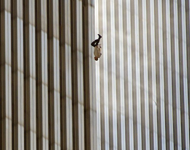 &nbsp; (11 septembre 2001, New-York, un corps tombe du World Trade Center © Richard Drew/AP/SIPA)