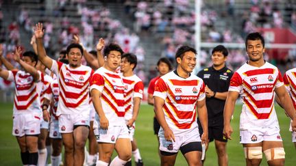 Les joueurs japonais après une victoire contre l'Uruguay (34-15), le 18 juin 2022 à Tokyo. (PHILIP FONG / AFP)