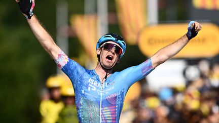 Hugo Houle&nbsp;célèbre sa victoire lors de la 16e étape du Tour de France, à Foix (Ariège), le 19 juillet 2022. (MARCO BERTORELLO / AFP)