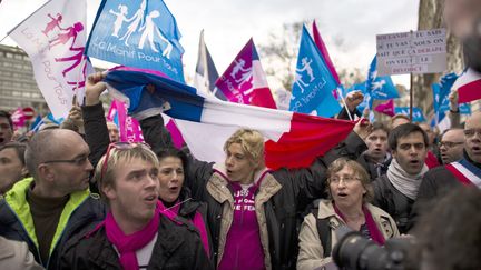 Les opposants au mariage pour tous manifestants &agrave; proximit&eacute; du S&eacute;nat, &agrave; Paris, le 12 avril 2013, avec &agrave; leur t&ecirc;te Frigide Barjot. (FRED DUFOUR / AFP)