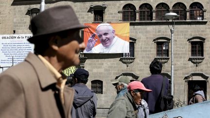 &nbsp; (La Bolivie se prépare à accueillir le pape François (ici dans le quartier San Francisco à La Paz) © David Mercado/Reuters)