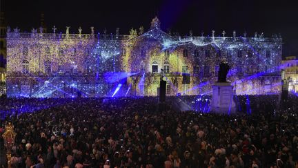 Le DJ Michael Canitrot mixe sa musique électronique depuis le balcon de l'Hôtel de Ville de Nancy à l'occasion du du "Monumental Tour" le 15 septembre 2023. (PATRICE SAUCOURT / MAXPPP)