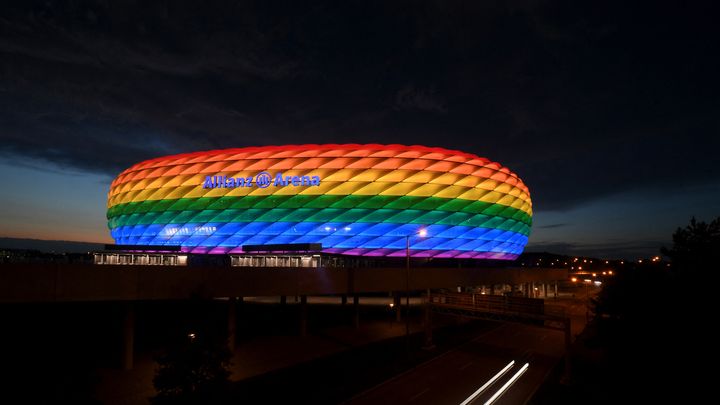 L'Allianz Arena illuminée de nuit du drapeau LGBT, le 10 juillet 2021, à Munich. (CHRISTOF STACHE / AFP)