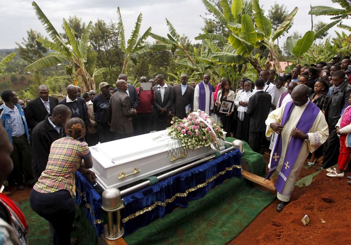 Funérailles des victimes de l'attaque de l'université kenyane de Garissa, le 10 avril 2015. Des islamistes somaliens ont tué 148 personnes lors de l'assaut. (Photo Reuters/Thomas Mukoya)