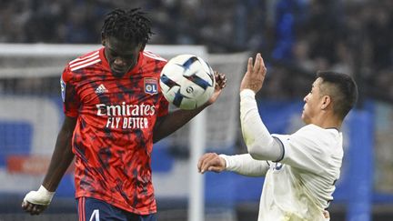 Le défenseur Castello Lukeba au duel avec l'attaquant Alexis Sanchez, lors de OM-OL au Vélodrome le 6 novembre 2022. (CHRISTOPHE SIMON / AFP)