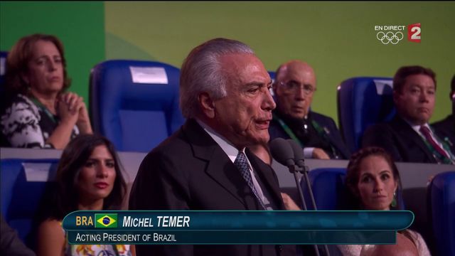 Le président brésilien par intérim Michel Temer, hué dans les tribunes.