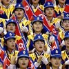 Les pom-pom girls nord-cor&eacute;ennes encouragent l'&eacute;quipe de basket nationale face aux Philippines, lors des Jeux asiatiques de Pusan (Cor&eacute;e du Sud), le 30 septembre 2002. (KIM HUYONG-MOON / REUTERS)