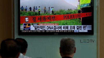 Des Coréens regardent un reportage sur Yoo Byung-Eun, le propriétaire du ferry «Sewol», dont le naufrage à la mi-avril 2014 a coûté la vie à plus de 300 personnes, dont 250 lycéens. (AFP PHOTO )