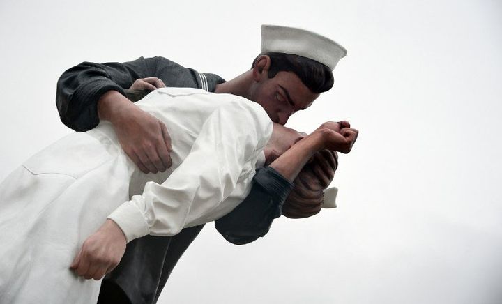 Détail de la scuplture de Seward Johnson "Unconditional surrender" devant le Mémorial de Caen
 (DAMIEN MEYER / AFP)