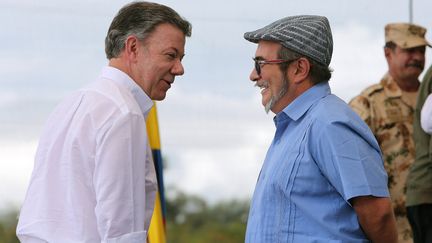 Le président colombien Juan Manuel Santos (à gauche) et le leader des Farc, Rodrigo Londoño Echeverri&nbsp;(alias Timoleón Jiménez) à Mesetas (Colombie), le 27 juin 2017. (MAXPPP)