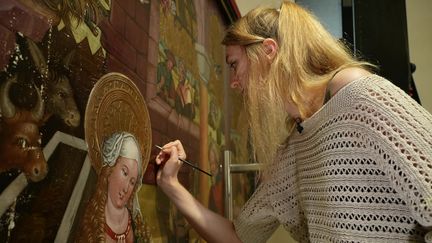 La restauration du retable a débuté en 2013. Les derniers coups de pinceaux se déroulent sous les yeux du public. (France 3 Alsace)