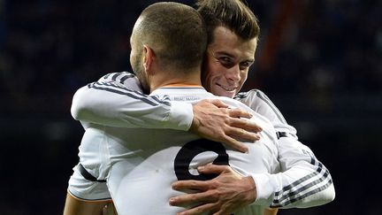 Gareth Bale félicite Karim Benzema d'avoir une nouvelle fois marqué.  (GERARD JULIEN / AFP)