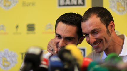 Ivan Basso aux côtés d'Alberto Contador. (LE DEODIC DAVID / MAXPPP)