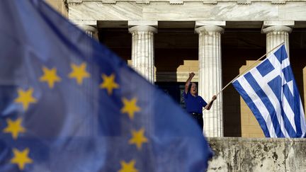 Un homme manifeste devant le Parlement grec, &agrave; Ath&egrave;nes, la capitale grecque,&nbsp;le 22 juin 2015. (ARIS MESSINIS / AFP)