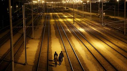 &nbsp; (Des migrants le long des voies qui mènent au tunnel sous la Manche © Reuters-Juan Medina)