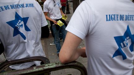 Des membres de la Ligue de d&eacute;fense juive distribuent des tracts &agrave; Paris, en 2010. (  MAXPPP)