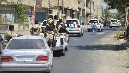 L'arm&eacute;e syrienne libre,&nbsp;principale force arm&eacute;e oppos&eacute;e au r&eacute;gime de Bachar Al-Assad, escorte un convoi de l'ONU, le 28 ao&ucirc;t 2013 pr&egrave;s de Damas (Syrie). (REUTERS)