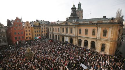 Rassemblement devant l'Académie&nbsp;suédoise à Stockholm, le 19 avril 2018.&nbsp; (FREDRIK PERSSON / TT NEWS AGENCY / AFP)