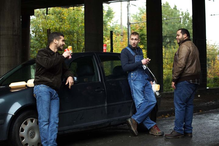 Soufiane Guerrab,&nbsp;Thibaut Cathalifaud et M'Barek Belkouk dans "De bas étage" de&nbsp;Yassine Qnia (2021). (SHANNA BESSON / LE PACTE)