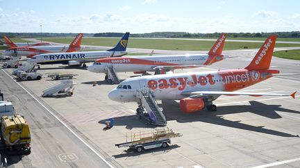 Des avions de la compagnie aérienne EasyJet cloués au sol lors de la pandémie de Covid-19, le 2 mai 2020, à l'aéroport de Luton (Royaume-Uni). (MAXPPP)