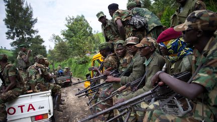 Des militaires rebelles du M23, le 30 novembre 2012, dans l'est de la R&eacute;publique d&eacute;mocratique du Congo. (PHIL MOORE / AFP)