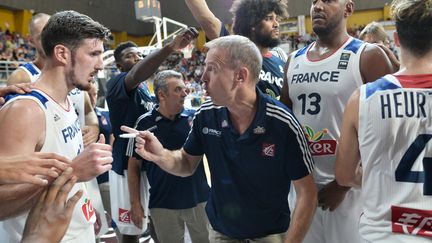 L'entraineur de l'équipe de France de basket Vincent Collet donne des consignes à ses joueurs lors du match France - Croatie pour l'EuroBasket 2017, à Orléans (Loiret), le 8 août 2017. (JEAN-FRANCOIS MONIER / AFP)