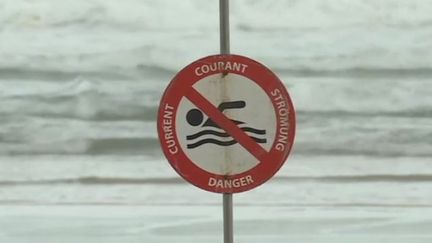 Le littoral de l'océan Atlantique a été le théâtre d'un drame jeudi 20 août. Dans une zone de baignade non surveillée, à Carcan (Gironde), une famille a été emportée par les eaux. (FRANCE 3)