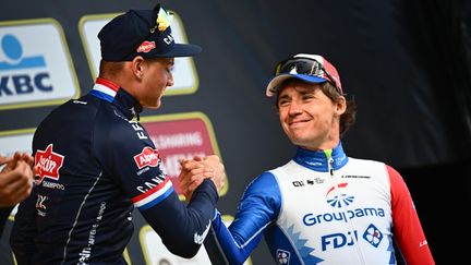 Valentin Madouas (à droite) avec Mathieu van der Poel sur le podium du Tour des Flandres, à Audenarde, le 3 avril 2022 (JASPER JACOBS / MAXPPP)