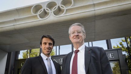 Tony Estanguet mebre du CIO et Bernard Lapasset pr&eacute;sident de l'Association Ambition Olympique devant le CNOSF &agrave; Paris le 3 juin 2015. (FABRICE COFFRINI / AFP)