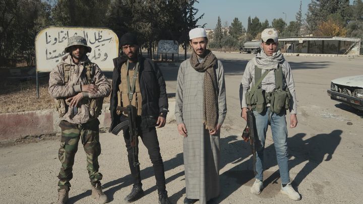 L'imam Alaa Chemseldine entouré de combattants du HTS, le 16 décembre 2024 dans la banlieue sud de Damas en Syrie. (BENJAMIN THUAU / RADIO FRANCE)